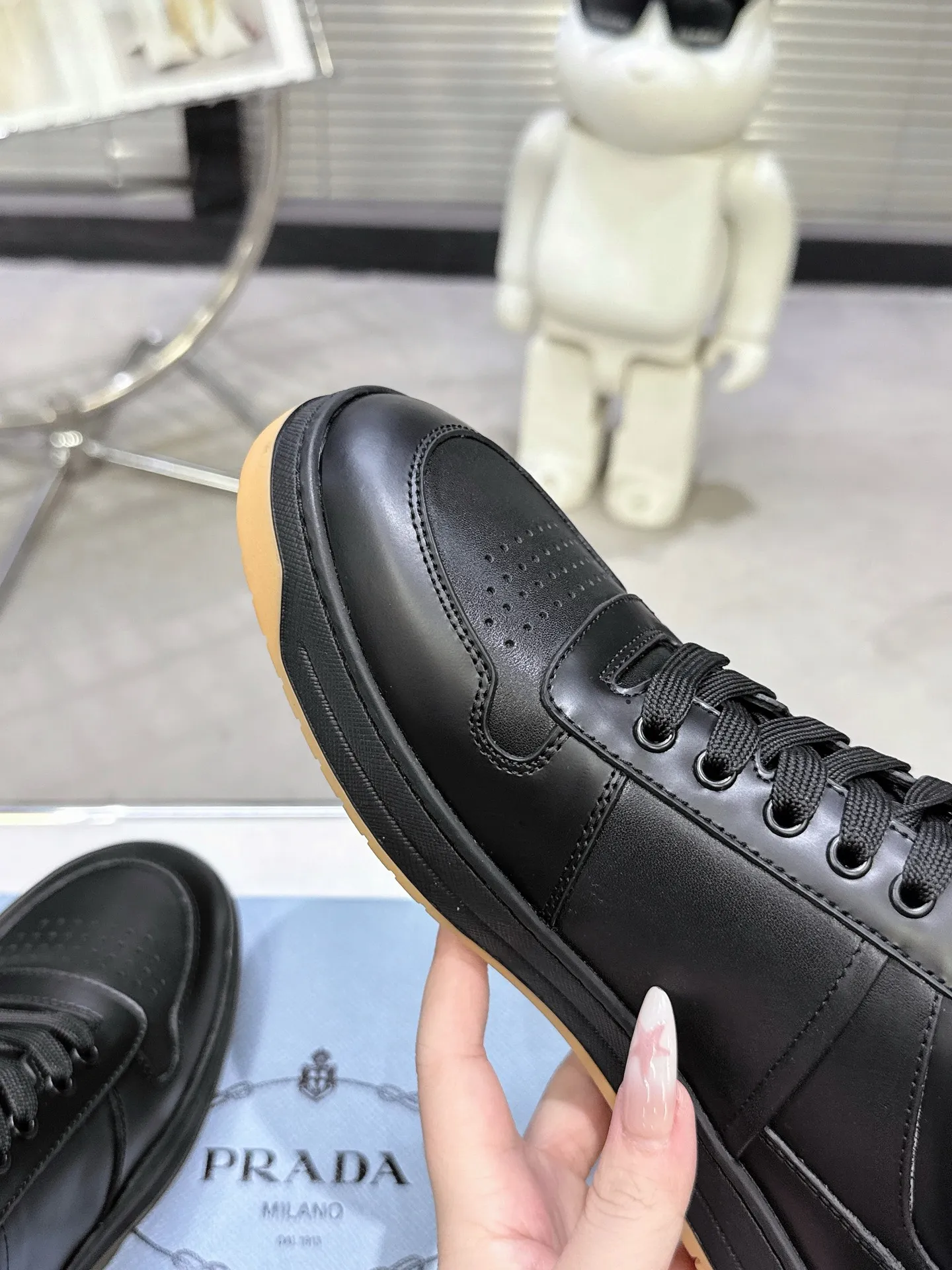 👟👟Ex-factory price 580👟👟 Couple style Prada Latest Downtown Bold series Triangle logo Casual sneakers White shoes Original purchase, development and production Downtown Bold sneakers are inspired by the basketball shoes of the 1980s, with a sporty design and exquisite details. Crafted from perforated leather, the statement platform sole provides a unique, modern style. The Prada logo is interpreted from different angles, decorated with the iconic enameled triangular metal logo, highlighting the unique classic style. Exquisite packaging at the delivery counter🛍📦 ▪️Fabric: Original custom imported first-layer cowhide ▪️Lining: Original imported soft sheepskin ▪️Outsole: Original open-molded rubber bottom material ▪️Size: Women's 35-40 Men's 39-45